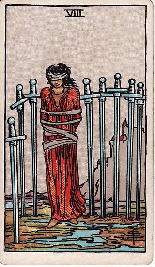 소드 8 tarot card